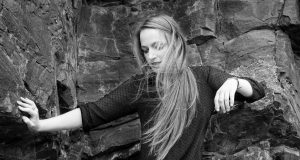 Everybody Get Comfy at BreakOut West 2018 – photo: showcasing artist, singer-songwriter Calla Kinglit.