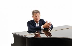 Canadian music icon David Foster to receive Humanitarian Award at the 2019 JUNO Awards Canadian music icon David Foster to receive Humanitarian Award at the 2019 JUNO Awards