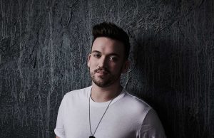 VERNON-RAISED KYLE RICHARDSON BRINGS HOLIDAY POP SPIRIT TO THE ACOUSTIC VIDEO FOR “CHRISTMAS TIME THIS YEAR”