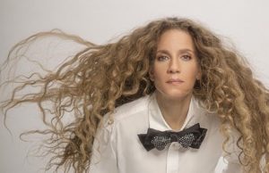 Amanda Marshall announces new single and “25 & Counting: The Heavy Lifting Tour”